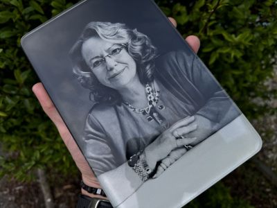 fotografie na urnu s tváří