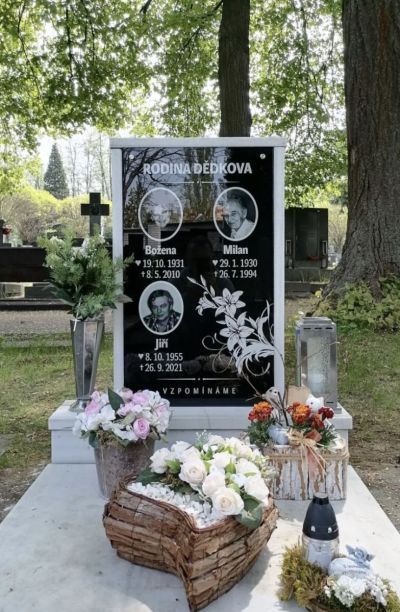Skleněný náhrobek s garancí barevnosti 100 let v exteriéru