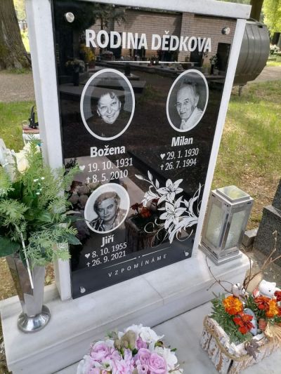 Skleněný náhrobek na bodových úchytech