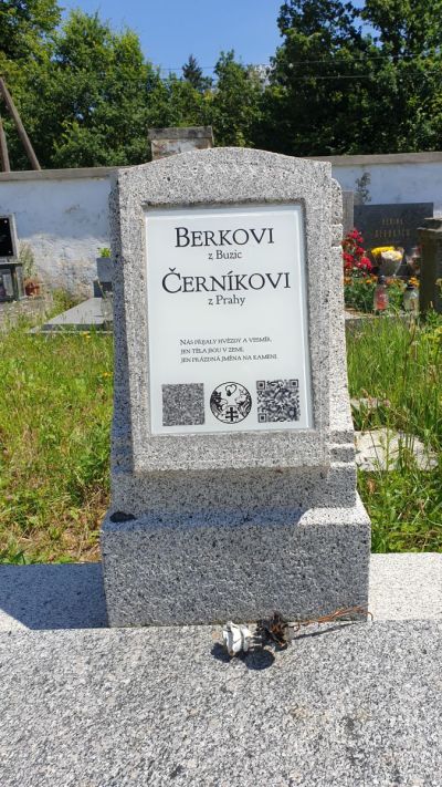 Skleněná epitafní deska s QR kódem