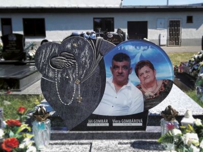Skleněný náhrobek s garancí barevnosti 100 let v exteriéru