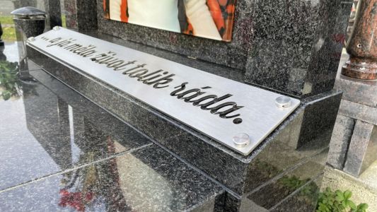 Sklo na hrob a nerezová deska s nápisem