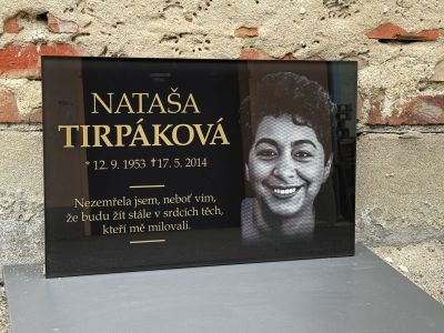 Skleněný náhrobek s garancí barevnosti 100 let v exteriéru