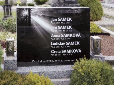Skleněný náhrobek s garancí barevnosti 100 let v exteriéru