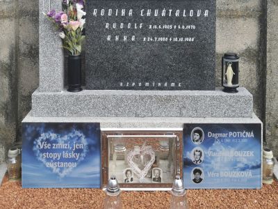 Skleněný náhrobek s garancí barevnosti 100 let v exteriéru