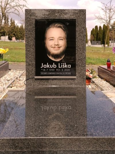 Skleněný náhrobek s garancí barevnosti 100 let v exteriéru