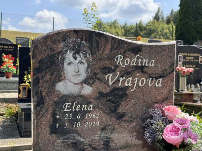 Gravírovaná fotografie na náhrobní desce před renovací