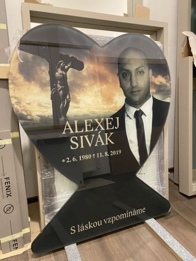 Skleněný náhrobek s garancí barevnosti 100 let v exteriéru