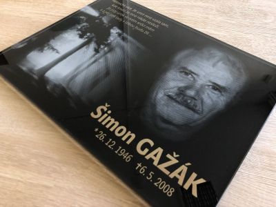 náhrobní deska ze skla