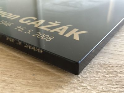 náhrobní deska ze skla