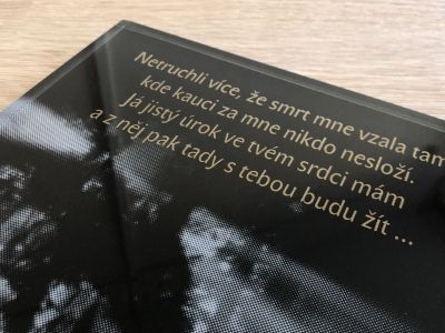 Zlaté písmo na skleněné desce