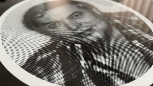 Rastr černobílé fotografie na skle