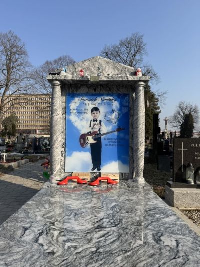 Skleněný náhrobek s garancí barevnosti 100 let v exteriéru