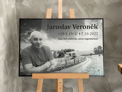 Skleněný náhrobek s garancí barevnosti 100 let v exteriéru
