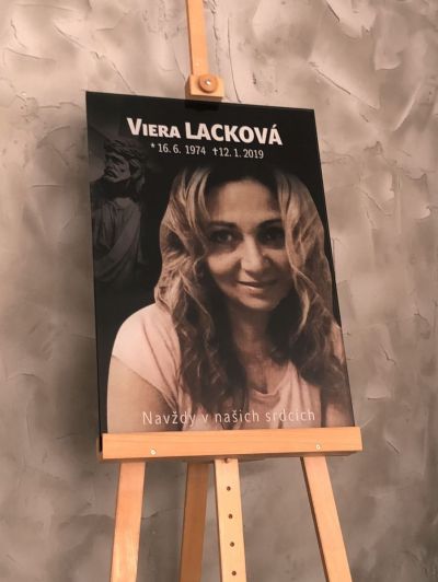 náhrobní deska ze skla