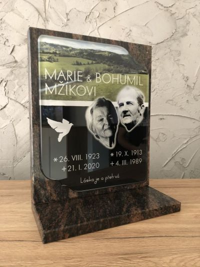 Skleněný náhrobek s garancí barevnosti 100 let v exteriéru