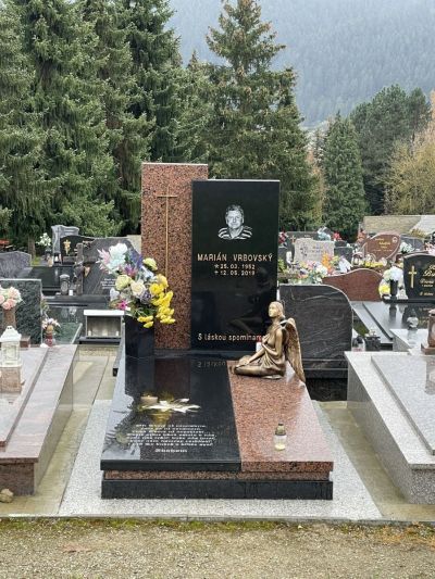 Skleněný náhrobek s garancí barevnosti 100 let v exteriéru