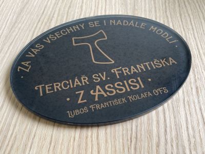 Elipsa ze skla na hrob