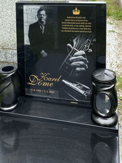 Skleněná epitafní deska