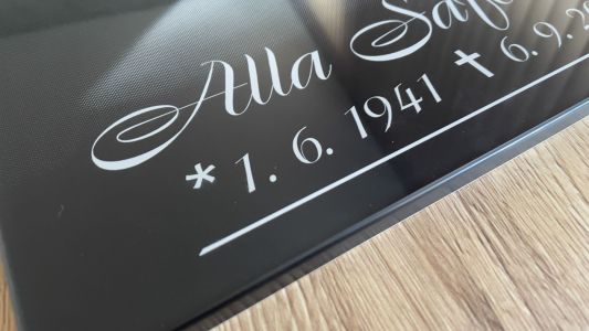 Skleněný náhrobek s garancí barevnosti 100 let v exteriéru