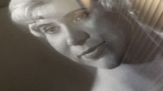 Skleněný náhrobek s garancí barevnosti 100 let v exteriéru