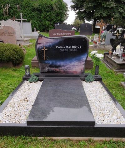 Skleněná epitafní deska ve tvaru podle náhrobního kamene