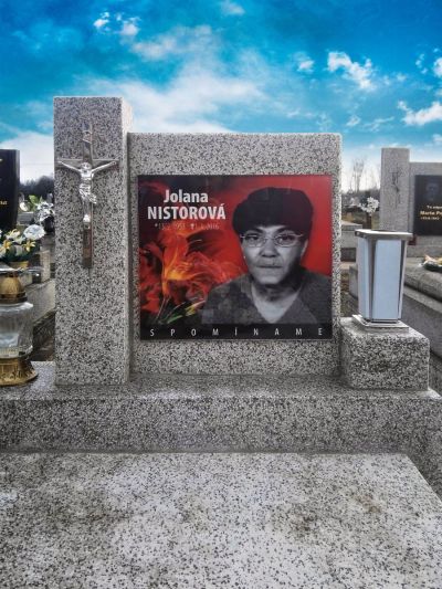 Skleněný náhrobek s garancí barevnosti 100 let v exteriéru