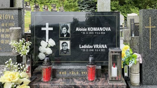Skleněný náhrobek s fotografiemi a popisem