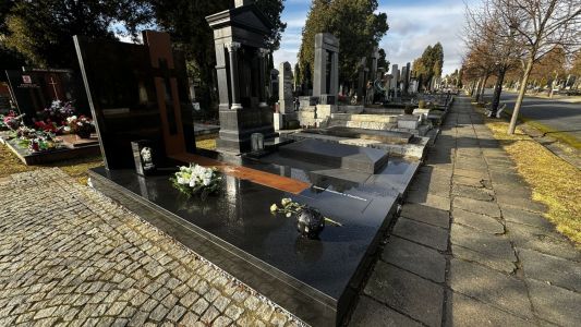 lucerna s tváří a corten