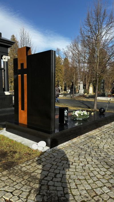 lucerna s tváří na hrobě s cortenovým křížem