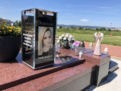 Lucerna s tváří na hroby