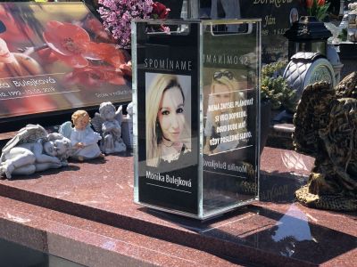 lucerna s tváří s barevnou fotografií