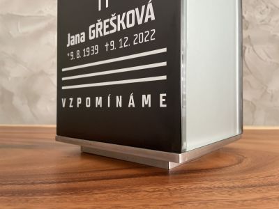 lucerna s tváří s matnými skly