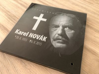 Čirá skleněná deska s bílým tiskem laminována na žulové desce