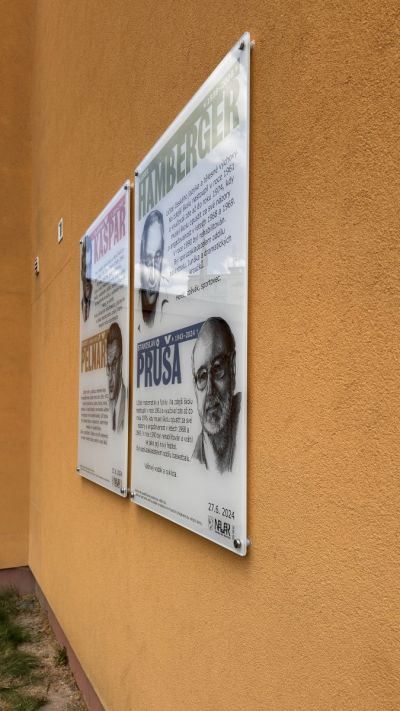 pamětní deska s fotografií