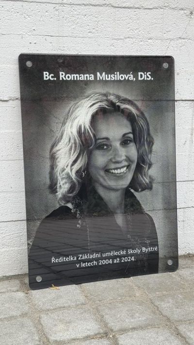 pamětní deska ze skla