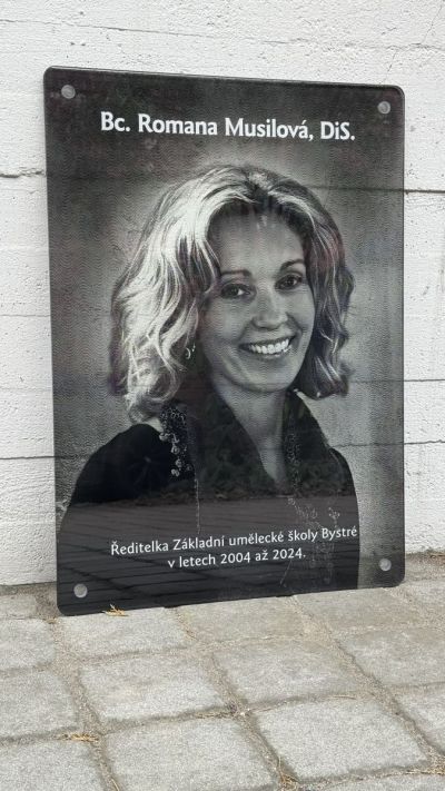 pamětní deska s fotografií