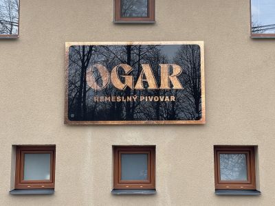 skleněná deska s logem a popisem