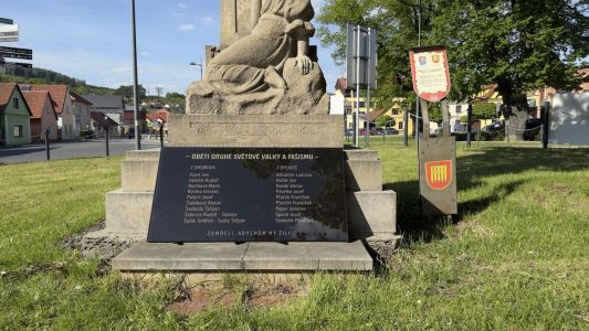 Monument renovation by replacing with a glass plate