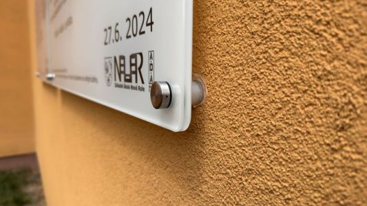 Memorial plaque with point mounts