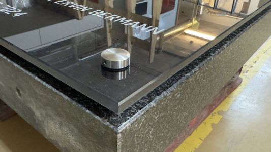 Memorial plaque with point mounts