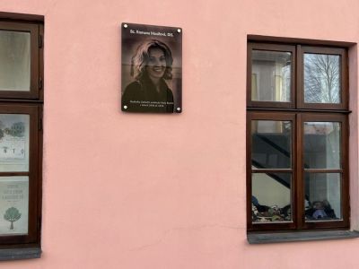 Glass memorial plaque